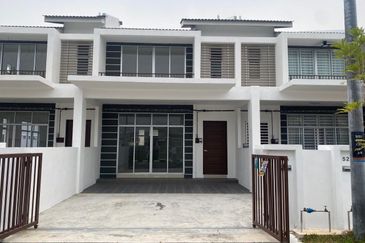 RUMAH BARU KOYAK PLASTIK UNTUK DIJUAL