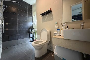 Jalan Suasana, Bandar Tun Hussein Onn