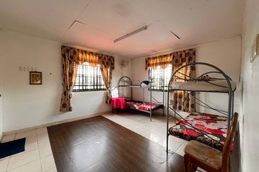 Banglo 2 Tingkat Segamat [9 Bilik]