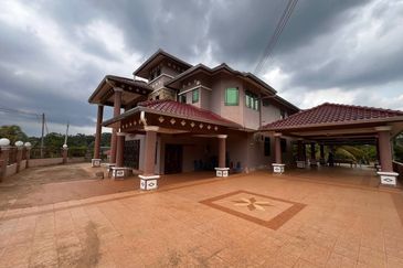 Banglo 2 Tingkat Segamat [9 Bilik]