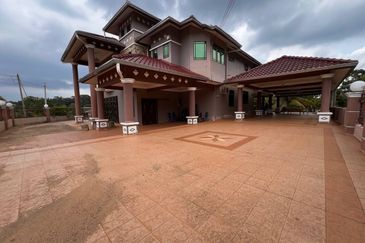 Banglo 2 Tingkat Segamat [9 Bilik]