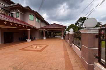 Banglo 2 Tingkat Segamat [9 Bilik]