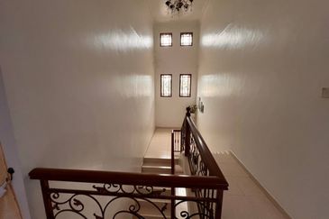 Banglo 2 Tingkat Segamat [9 Bilik]