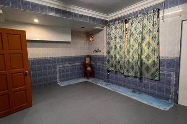 Banglo 2 Tingkat Segamat [9 Bilik]