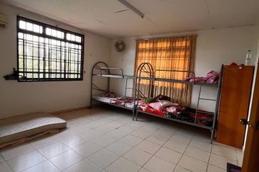 Banglo 2 Tingkat Segamat [9 Bilik]