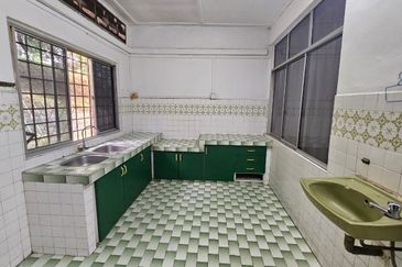 Spacious 2 Storey Terrace House at Jalan Senangin, Bangsar For Rent