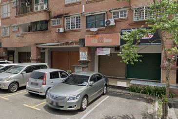 Red Ruby 2 Shoplot – High Visibility, Ideal for Business.