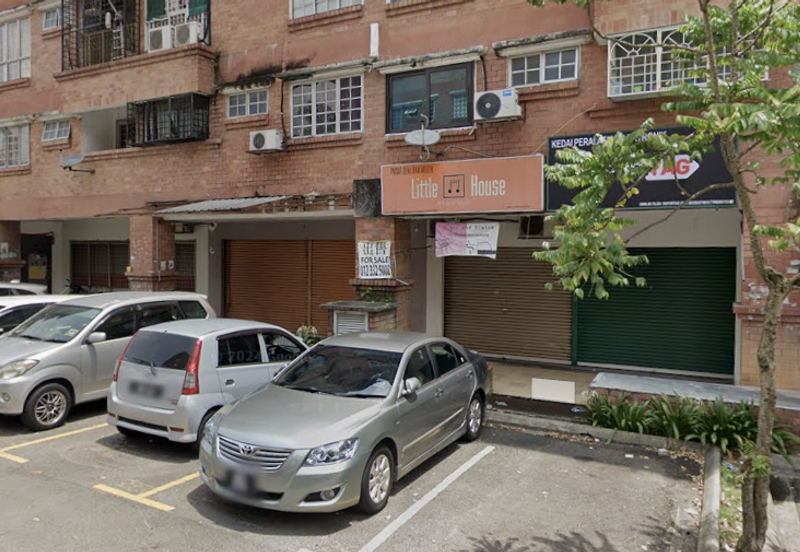 Red Ruby 2 Shoplot – High Visibility, Ideal for Business.