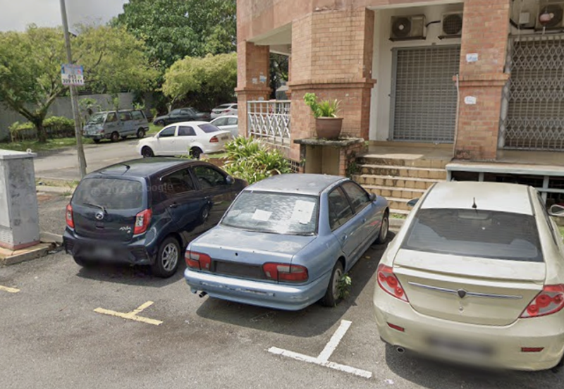 Red Ruby 2 Shoplot – High Visibility, Ideal for Business.