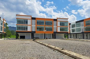 Tarat Square 3 storey Commercial Super Deluxe Shoplot 