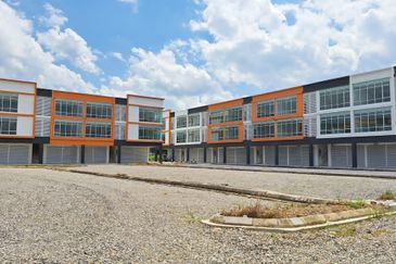 Tarat Square 3 storey Commercial Super Deluxe Shoplot 