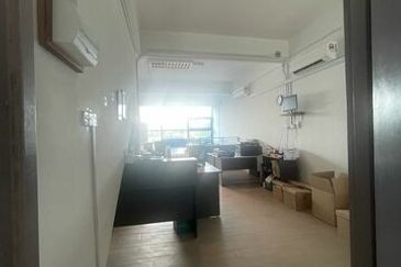 3 Storey Shoplot with Individual Title @ Mc Donalds Semariang