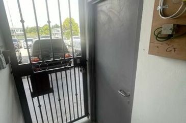 3 Storey Shoplot with Individual Title @ Mc Donalds Semariang