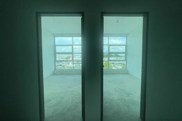 3 Storey Shoplot with Individual Title @ Mc Donalds Semariang