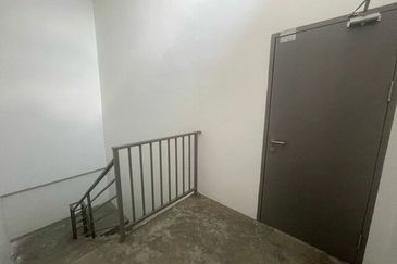 3 Storey Shoplot with Individual Title @ Mc Donalds Semariang