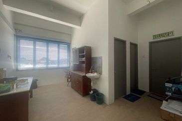 3 Storey Shoplot with Individual Title @ Mc Donalds Semariang