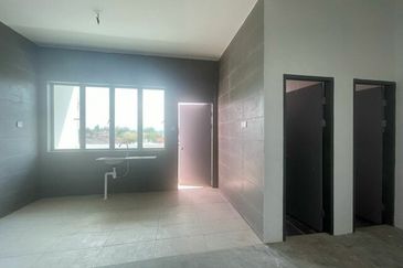 3 Storey Shoplot with Individual Title @ Mc Donalds Semariang