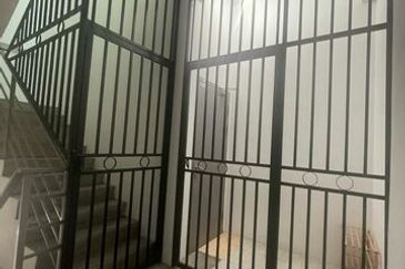 3 Storey Shoplot with Individual Title @ Mc Donalds Semariang