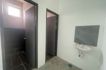 3 Storey Shoplot with Individual Title @ Mc Donalds Semariang