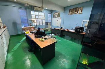 🔊 RUANG PEJABAT UNTUK DISEWA – SERI MANJUNG (TINGKAT ATAS)