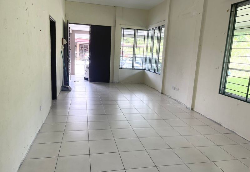 Single storey corner terrace house @ 11 miles