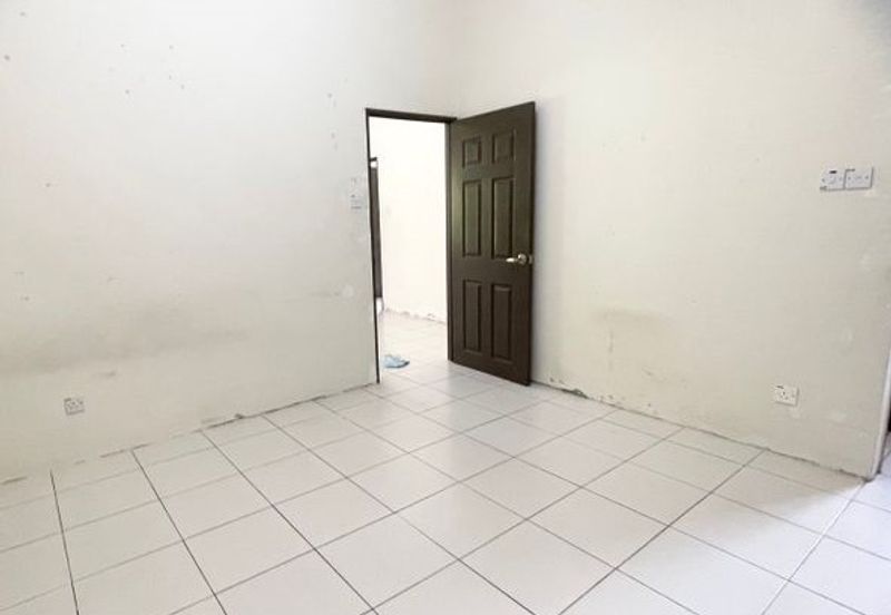 Single storey corner terrace house @ 11 miles