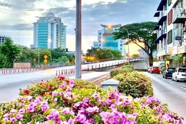 4 storey commercial shoplot @ satok 