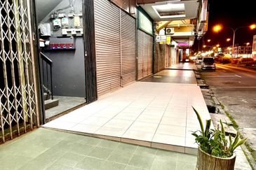 4 storey commercial shoplot @ satok 