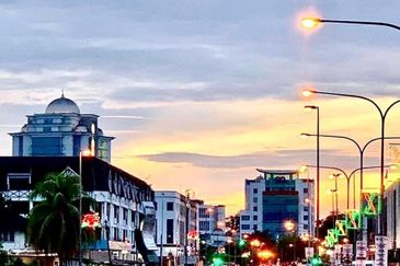 4 storey commercial shoplot @ satok 