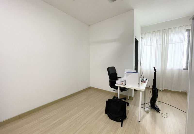 Bandar Enstek (Timur)