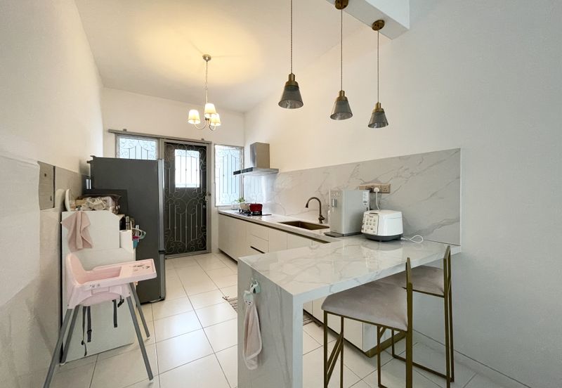 Bandar Enstek (Timur)