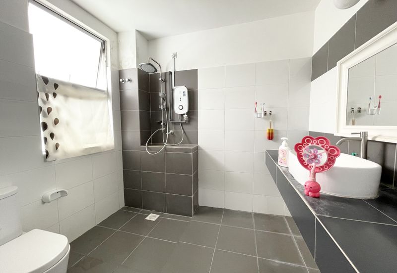 Bandar Enstek (Timur)