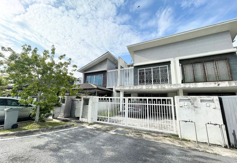 Bandar Enstek (Timur)