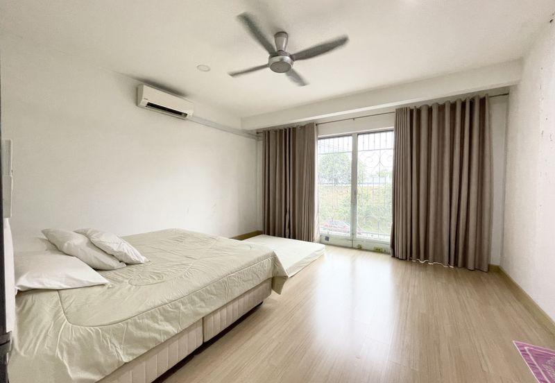 Bandar Enstek (Timur)