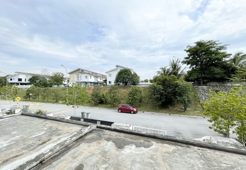 Bandar Enstek (Timur)