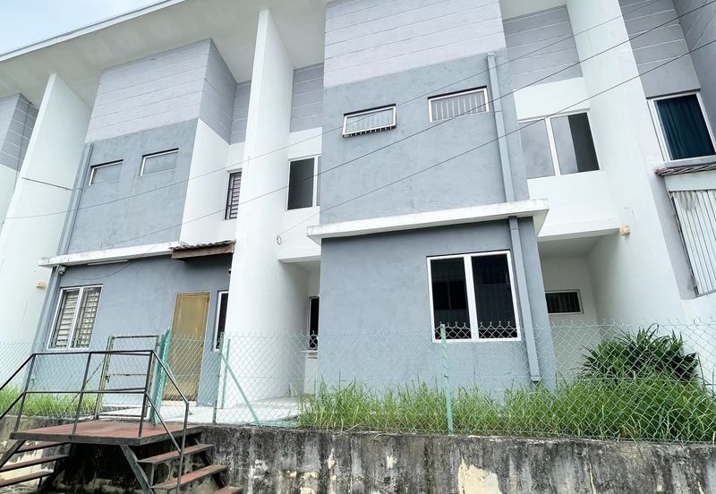 Bandar Enstek (Timur)