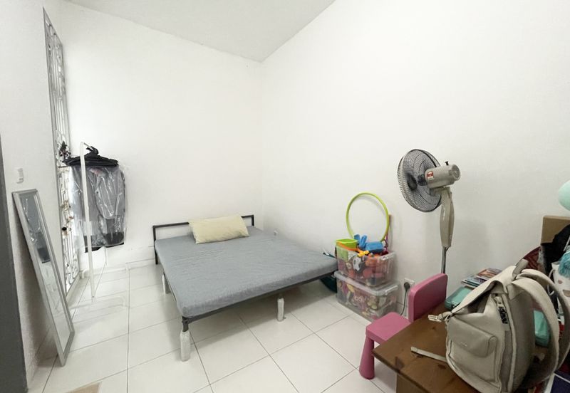 Bandar Enstek (Timur)