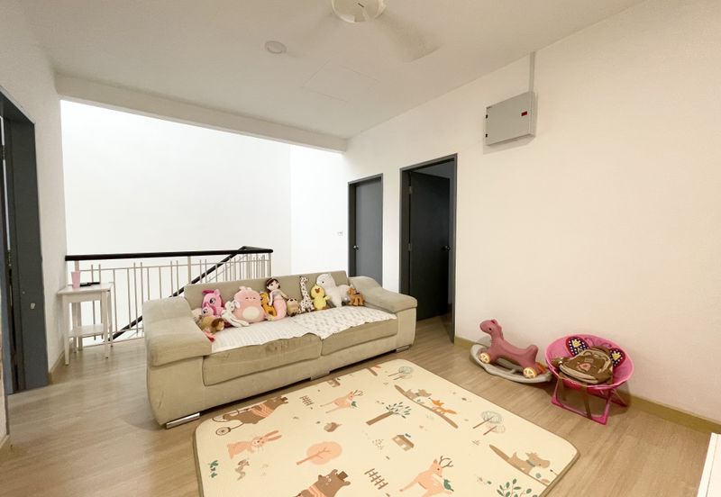 Bandar Enstek (Timur)