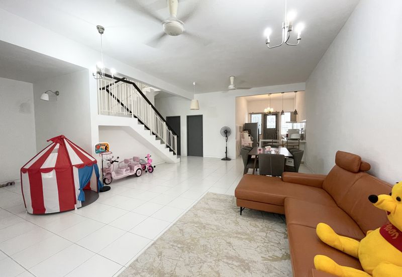 Bandar Enstek (Timur)