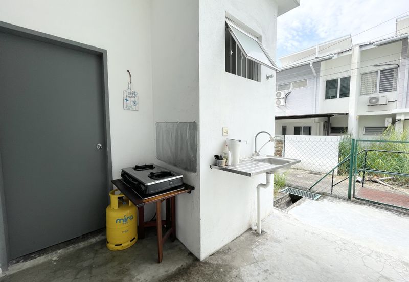 Bandar Enstek (Timur)