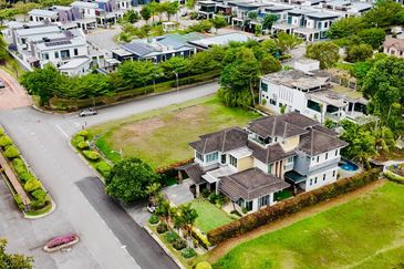 Perdana Lakeview East