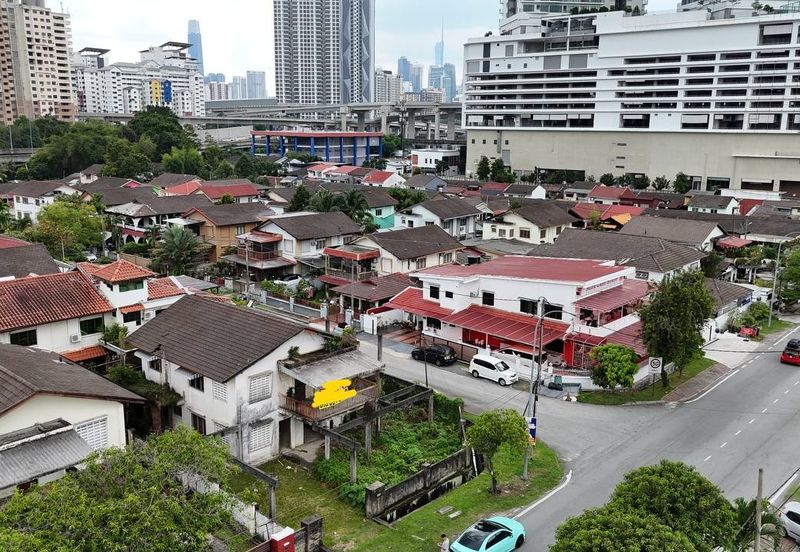 Jalan Enggang Timur 10