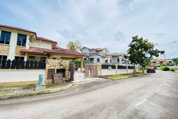 Puncak Pinggiran Putra