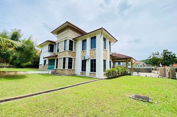 Puncak Pinggiran Putra