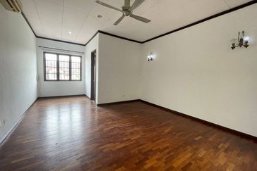 Double Storey Superlink Jalan Adang, Seksyen U8 Bukit Jelutong, Shah Alam