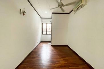 Double Storey Superlink Jalan Adang, Seksyen U8 Bukit Jelutong, Shah Alam