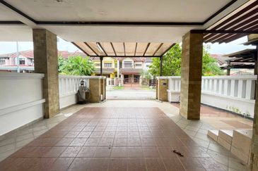 Double Storey Superlink Jalan Adang, Seksyen U8 Bukit Jelutong, Shah Alam