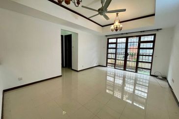 Double Storey Superlink Jalan Adang, Seksyen U8 Bukit Jelutong, Shah Alam