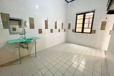 Double Storey Superlink Jalan Adang, Seksyen U8 Bukit Jelutong, Shah Alam