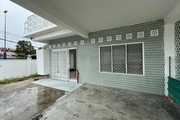 Double Storey Semi D Corner Taman Nong Chik 